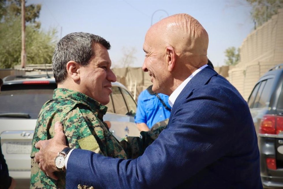 Mazlum Abdi y Tom Barrack en Hasaka