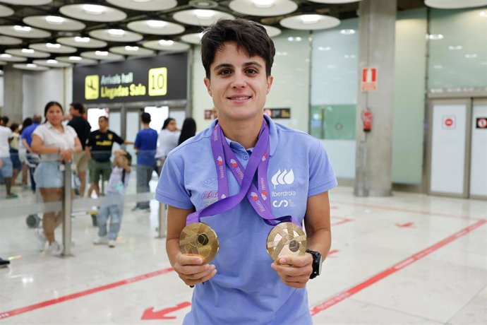 María Pérez posa con sus dos medallas de oro a su regreso de los Mundiales de atletismo de Budapest