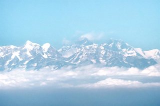 Archivo - FILED - 06 February 2020, Nepal, NA: View from the airplane to the Himalaya mountains with Mount Everest. Photo: Sina Schuldt/dpa
