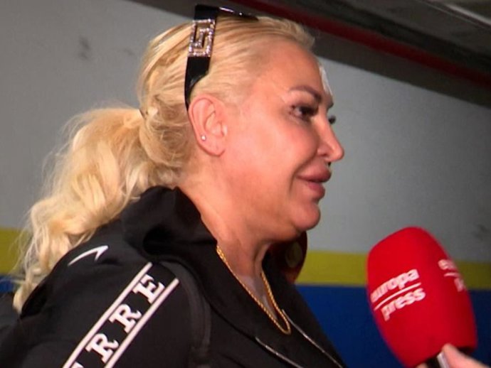 Raquel Mosquera a la salida de su peluquería tras conocerse que su marido, Isi, está preso en Francia