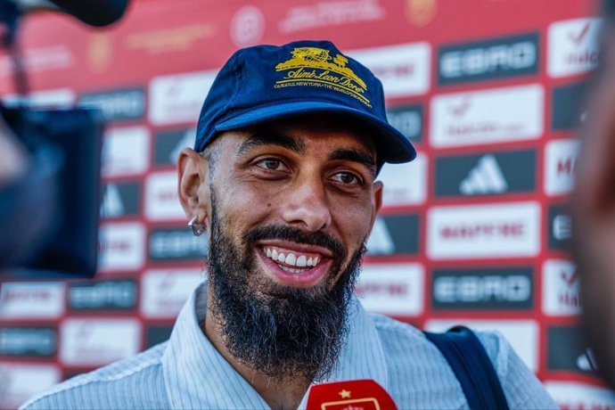 Borja Iglesias, em sua chegada ao campo de treinamento da seleção espanhola de futebol na Ciudad del Fútbol, em Las Rozas.