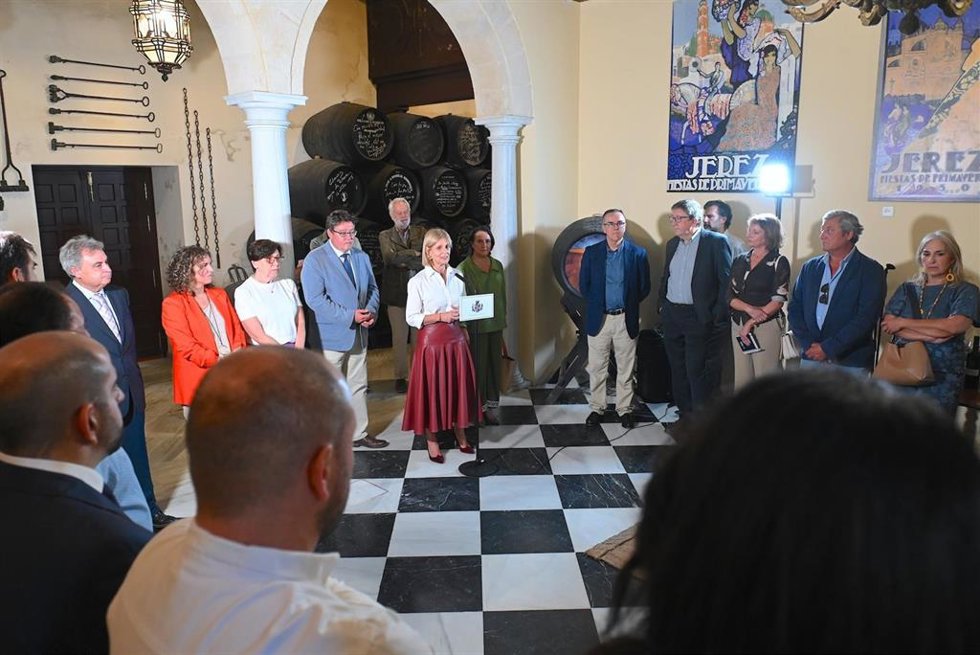 La alcaldesa de Jerez de la Frontera (Cádiz), María José García-Pelayo, en la recepción oficial de los ponentes que participarán en el 'II Encuentro de la Ciencia de Jerez'.
