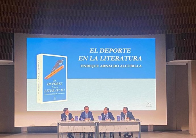 El abogado y magistrado del Tribunal Constitucional (TC) Enrique Arnaldo Alcubilla, ha presentado su nuevo libro 'El deporte en la literatura', en un acto celebrado en el Auditorio Mutua Madrileña.
