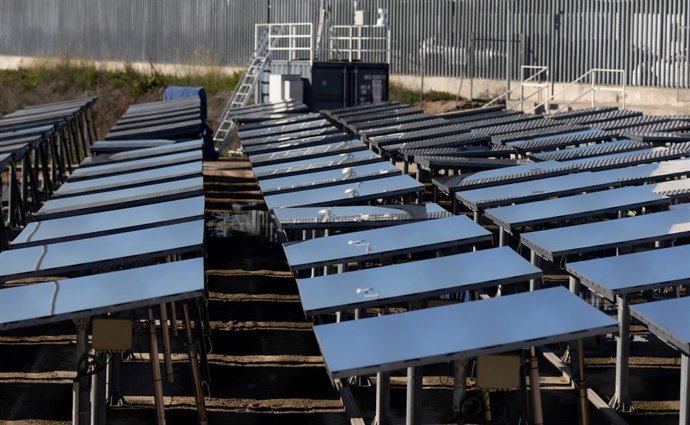 Archivo - Placas solares en el complejo tecnológico de Móstoles, a 15 de diciembre de 2023, en Móstoles, Madrid (España). Los paneles solares fotovoltaicos están formados por celdas capaces de convertir la luz solar en energía eléctrica. España es uno de 