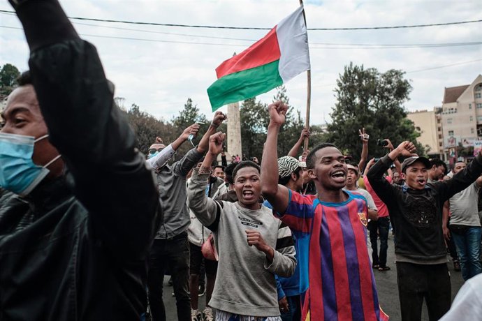 Jóvenes manifestantes con la bandera del país entre las manos en Antananarivo, Madagascar
