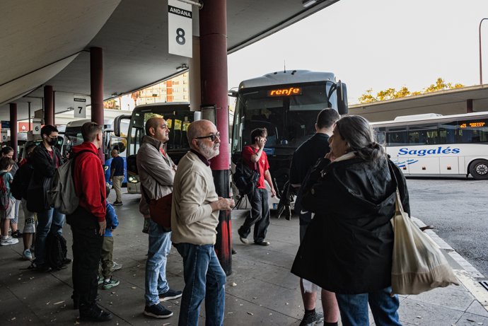 Varias personas esperan autobuses alternativos al macrocorte en la línea R3 de Rodalies, a 7 de octubre de 2025, en Barcelona