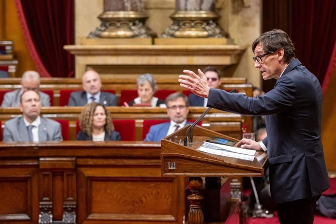 Archivo - El presidente de la Generalitat, Salvador Illa, interviene en el Parlament