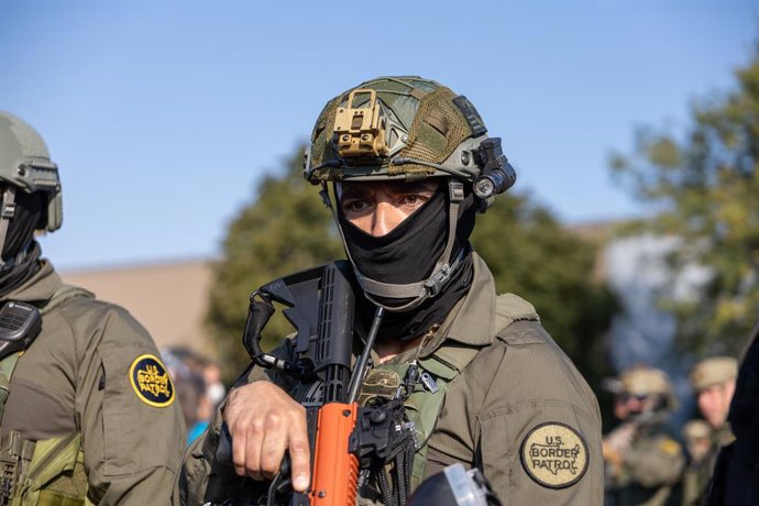 3 de outubro de 2025, Chicago, Illinois, EUA: Um agente da Patrulha de Fronteira dos EUA empunha uma arma menos letal durante uma manifestação do lado de fora de uma instalação do ICE no subúrbio de Chicago. A manifestação pacífica, que ocorre semanalment
