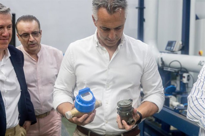 Archivo - El consejero de Medio Ambiente, Agricultura e Interior de la Comunidad de Madrid, Carlos Novillo, durante una visita al Laboratorio de Contadores y Centro de Control de Canal de Isabel II, a 11 de agosto de 2025, en Majadahonda, Madrid (España).