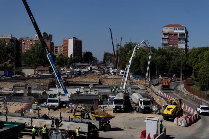 Archivo - Trabajadores durante la realización de las obras de la A-5, a 29 de julio de 2025, en Madrid (España). 