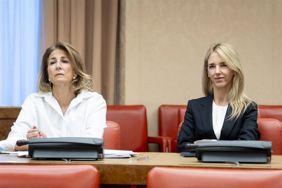 Archivo - La diputada del PP Cayetana Álvarez de Toledo (1d) durante la actividad ordinaria de la comisión constitucional el día en el que se constituyen 28 comisiones, en el Congreso de los Diputados, a 4 de diciembre de 2023, en Madrid (España).