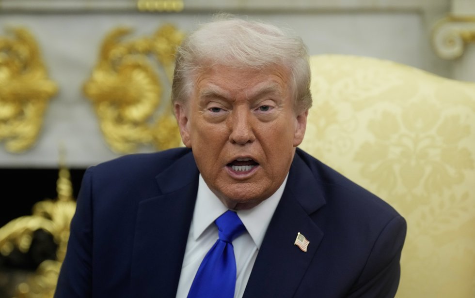 07 October 2025, US, Washington: US President Donald Trump meets with Canadian Prime Minister Mark Carney (Not Pictured) at the Oval Office in the White House. Photo: Adrian Wyld/Canadian Press via ZUMA Press/dpa