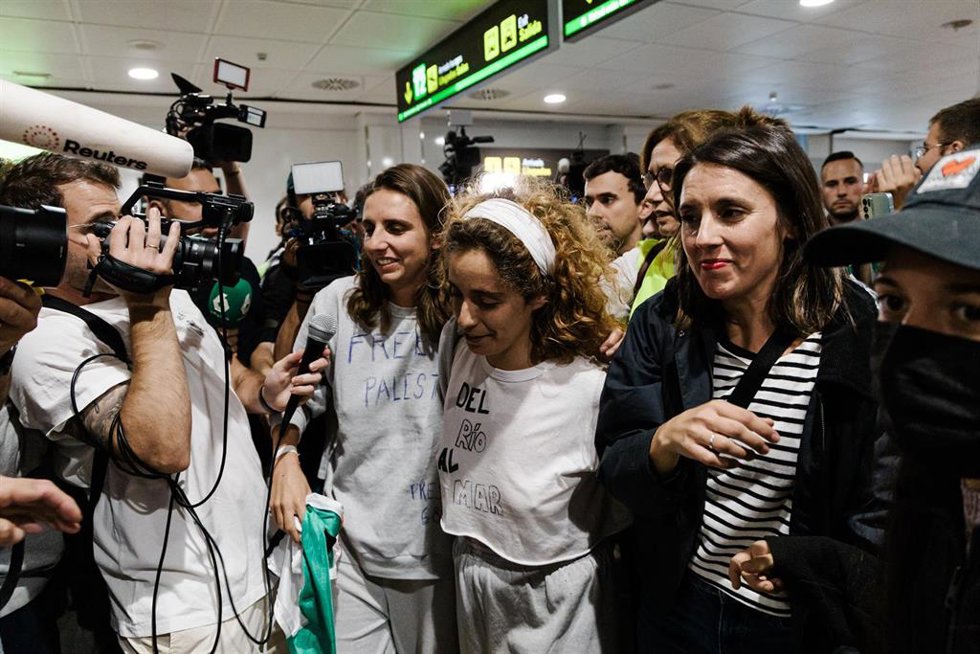 La secretaria de Podemos y eurodiputada, Irene Montero (d), recibe a varios activistas a su llegada al Aeropuerto Adolfo Suárez Madrid-Barajas, a 6 de octubre de 2025, en Madrid (España). 