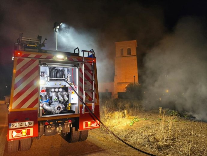Una dotación de Bomberos del Sepeis de León interviene en uno de los incendios producidos a última hora del día de ayer.