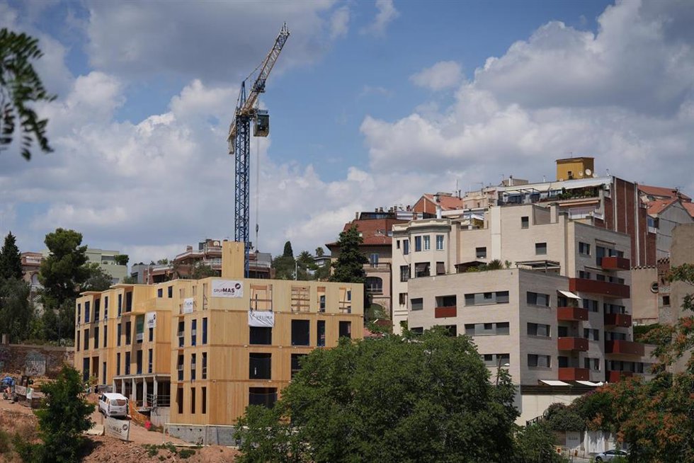 Archivo - Construcción de un edificio sostenible en Vallcarca, a 31 de julio de 2025, en Barcelona, Catalunya (España). La Cooperativa de viviendas Ruderal está construyendo un proyecto en cesión de uso, que integra diseño bioclimático, maximiza el aisl