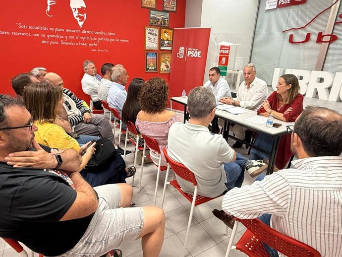 El secretario general del PSOE de Cádiz, Juan Carlos Ruiz Boix, durante la reunión con representantes de los 19 municipios de la Sierra de Cádiz.
