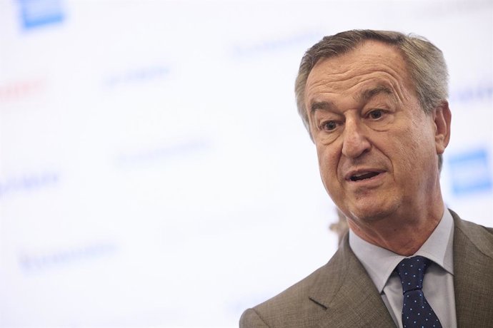 El consejero delegado de Banc Sabadell, César González-Bueno, a su salida del XVI Encuentro Financiero del sector bancario, organizado por 'Expansión', KPMG, American Express y Cunef Universidad, en el auditorio El Beatriz, a 6 de octubre de 2025.