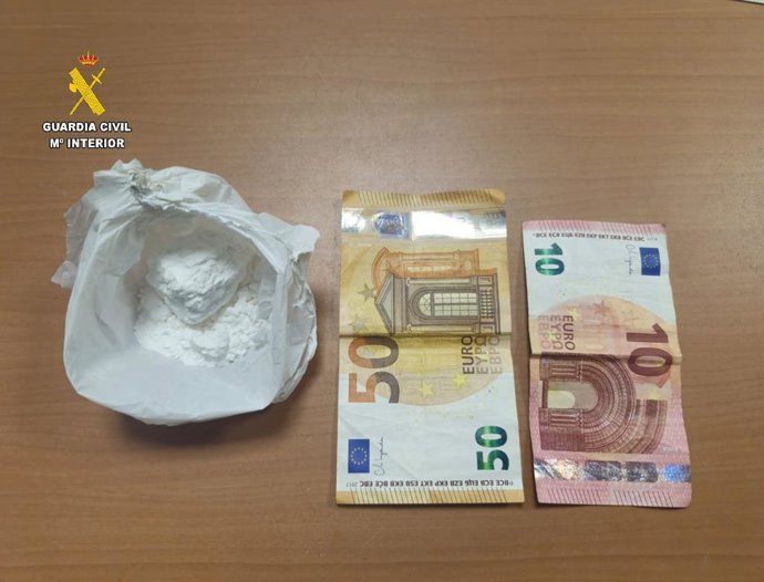 Cocaína y dinero intervenido a un detenido por drogas en Castropol.