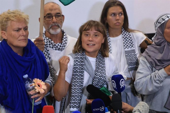 La activista sueca Greta Thunberg habla ante la prensa desde Grecia tras ser deportada por Israel después del abordaje en aguas internacionales de la Global Sumud Flotilla (archivo)