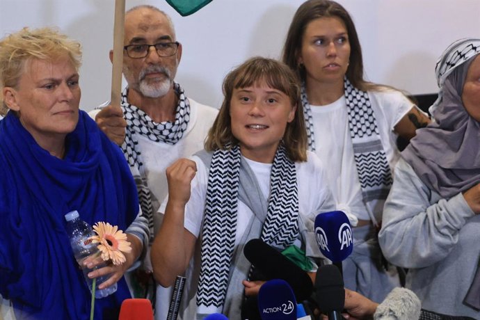 A ativista sueca Greta Thunberg fala com a imprensa da Grécia depois de ser deportada por Israel após a abordagem da Flotilha Global Sumud em águas internacionais (arquivo).