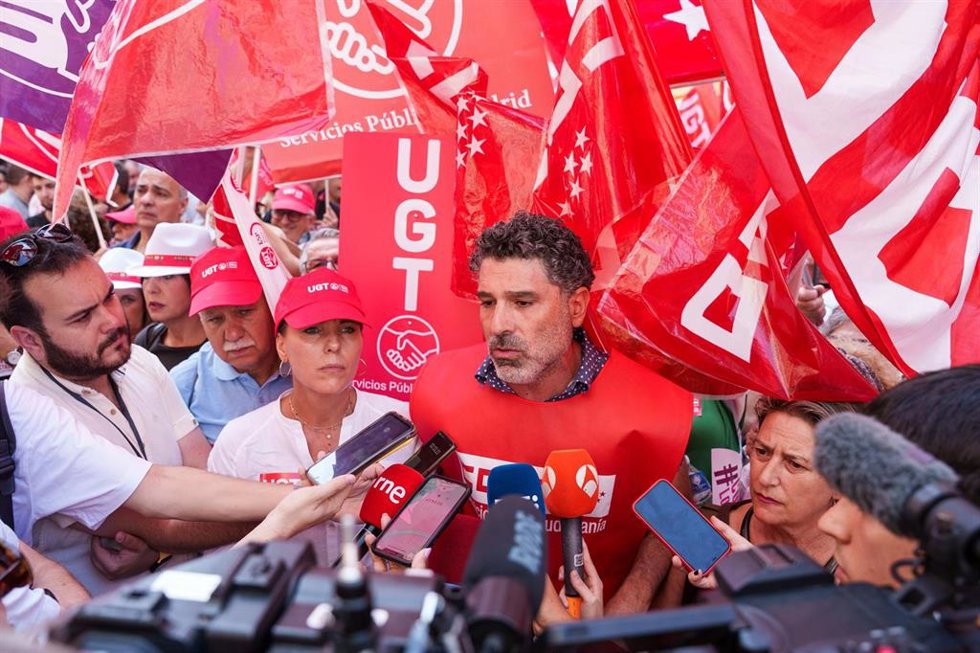 Archivo - El coordinador del área pública de CCOO, Lucho Palazzo, en una concentración de CCOO y UGT el pasado mes de julio por los incumplimientos del Gobierno con los funcionarios