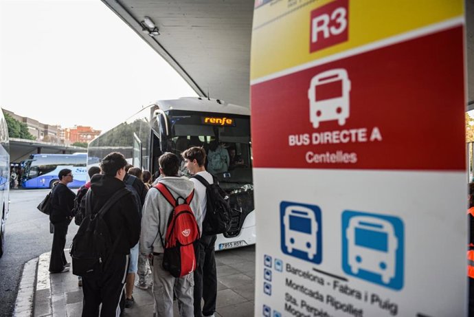 Usuarios en la parada de Fabra i Puig (Barcelona) esperando a coger el autobús facilitado tras el corte de la R3 de Rodalies que se prevé que dure 16 meses.