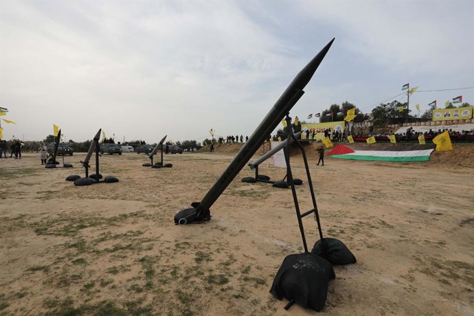 Archivo - Arquivo - Foguetes da milícia palestina em Khan Younis, Faixa de Gaza (arquivo)
