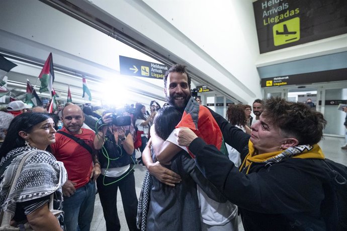 Varios activistas de la Global Sumud Flotilla a su llegada al Aeropuerto Josep Tarradellas Barcelona-El Prat, a 6 de octubre de 2025, en Bilbao, Vizcaya, País Vasco (España). Un grupo de 27 españoles de la flotilla Global Sumud que quedaban en Israel ha v