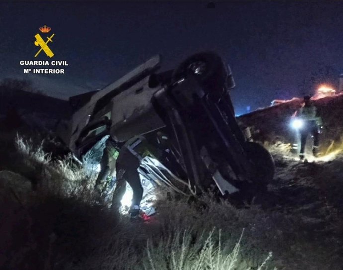 Un herido grave y otro leve en el choque entre un camión y una furgoneta en la AP-2 en Candasnos (Huesca).