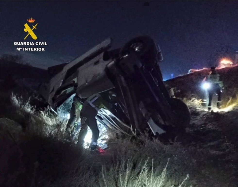 Un herido grave y otro leve en el choque entre un camión y una furgoneta en la AP-2 en Candasnos (Huesca).
