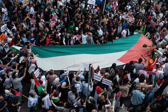 Archivo - Arquivo - Vista geral de pessoas com uma bandeira palestina durante uma manifestação em apoio ao povo palestino, da Puerta del Sol, em 15 de outubro de 2023, em Madri, Espanha.
