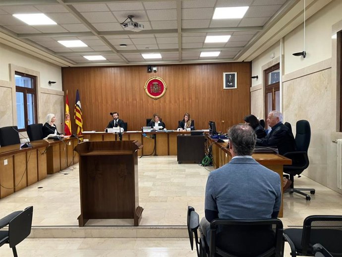 El acusado, de espaldas, este martes en la Audiencia Provincial de Palma.