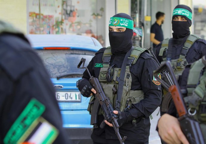 Archivo - Arquivo - Membros do braço armado do Movimento de Resistência Islâmica (Hamas), as Brigadas Ezzeldin al-Qassam (arquivo)