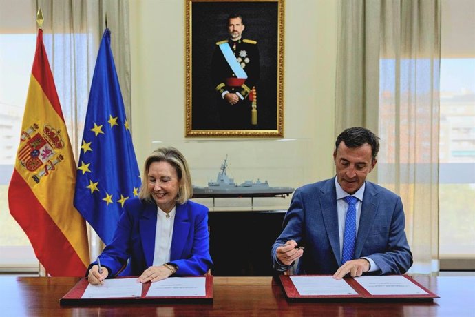 La secretaria de Estado de Defensa, Amparo Valcarce, y el presidente de Navantia, Ricardo Domínguez García-Baquero, firmado la orden de ejecución para el diseño y construcción de dos nuevos Buques de Acción Marítima (BAM) en Puerto Real.