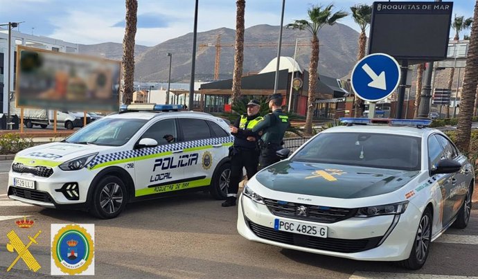 Archivo - Agentes y vehículos policiales de Policía Local de Roquetas de Mar (Almería) y Guardia Civil.