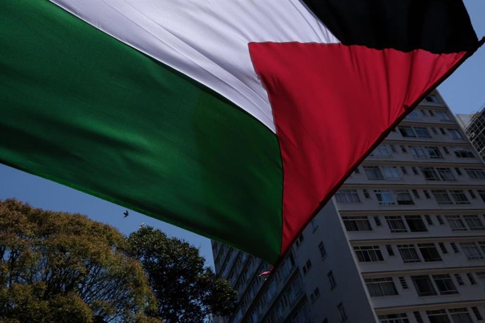 5 de outubro de 2025, São Paulo, Brasil: Brasileiros protestam contra os ataques incessantes de Israel em Gaza, dias depois de terem detido uma flotilha formada por 450 pessoas que transportavam ajuda, na Avenida Paulista. A flotilha tinha 15 brasileiros 