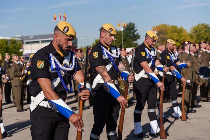 Evento militar da Unidade Militar de Emergência (UME) presidido pela Ministra da Defesa, Margarita Robles, por ocasião de seu 20º aniversário, na Base Aérea de Torrejón de Ardoz, em 4 de outubro de 2025, Madri (Espanha). A cerimônia militar ocorre em