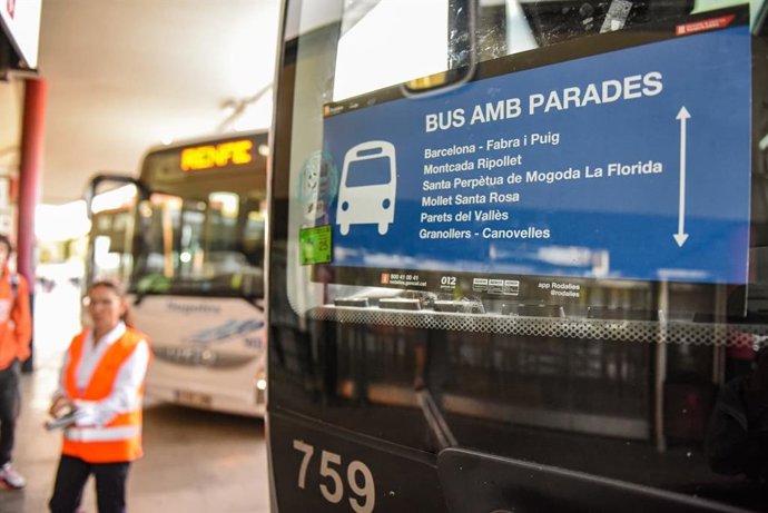 Mapa de las paradas de uno de los autobuses de que se ha facilitado durante el plan alternativo de transporte (TAP) por el corte de la R3 de Rodalies en la parada barcelonesa de Fabra i Puig, iniciado este martes