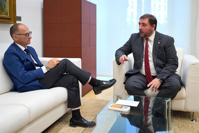 El presidente del Parlamento de Navarra, Unai Hualde (d), recibe en su despacho oficial a Jaime Goyena, fiscal superior de Navarra.