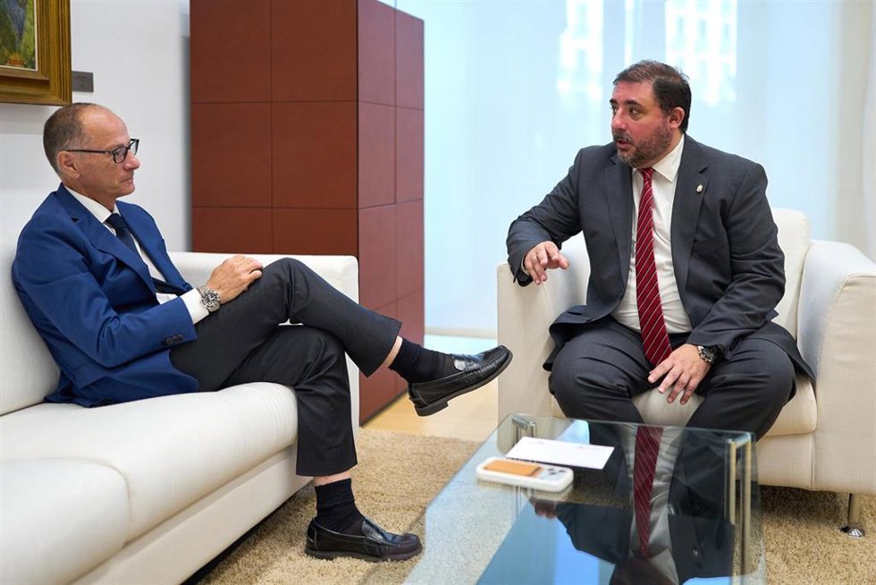 El presidente del Parlamento de Navarra, Unai Hualde (d), recibe en su despacho oficial a Jaime Goyena, fiscal superior de Navarra.