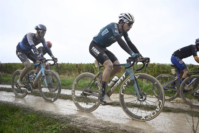 Archivo - El ciclista español Diego Uriarte Diego, del Kern Pharma, en la Paris-Tours.