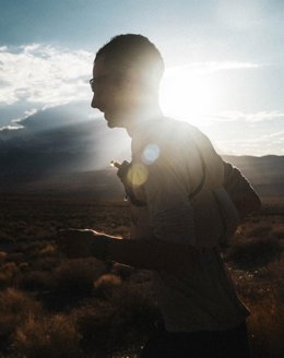 El atleta Kilian Jornet completa la travesía 'States of Elevation' coronando 72 cimas americanas a pie y en bici en un mes.