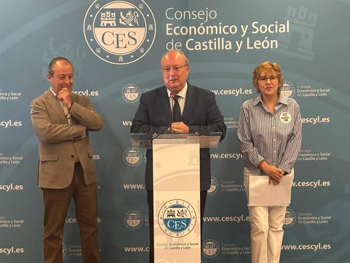 El presidente del Consejo Económico y Social (CES) de Castilla y León, Enrique Cabero, la secretaria regional de Comisiones Obreras, Ana Fernández de los Muros, y el secretario confederal de Políticas Públicas y Protección Social de CCOO, Carlos Bravo.