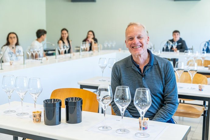Alumnos de doble Grado de Ingeniería Agrícola y Enología de la UR ponen en marcha la Asociación Tempranillo Garnachacon una cata dirigida por Beth Willard a la que ha asistido Tim Atkin