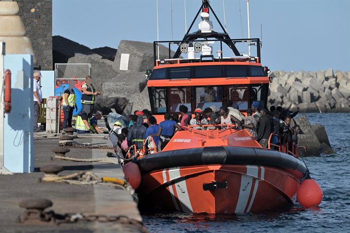 Efectivos de emergencias atienden a personas en el Muelle de la Restinga, El Hierro, Canarias (España). Salvamento Marítimo ha interceptado a primera hora de este lunes un cayuco con 235 migrantes subsaharianos --149 hombres, 64 mujeres y 22 menores-- cua
