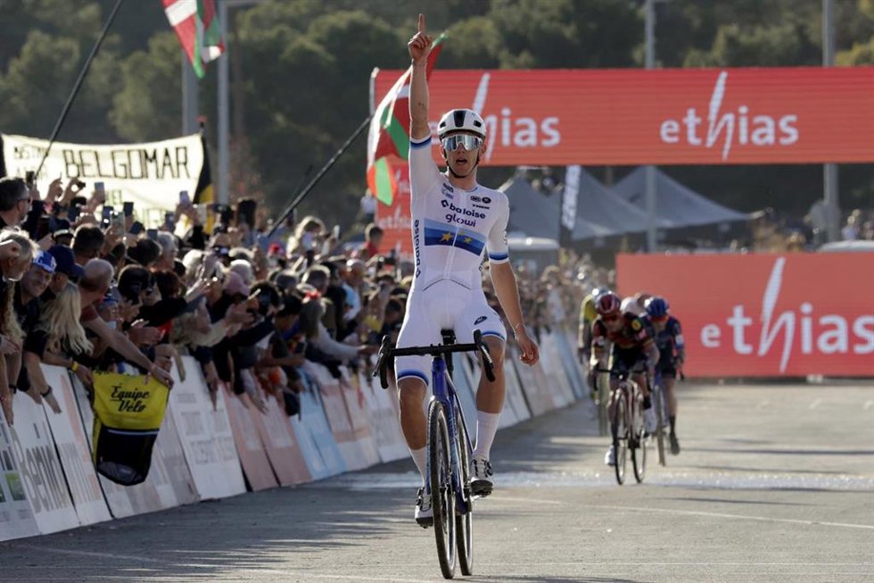 Archivo - El ciclista belga Thibau Nys gana la Copa del Mundo de Ciclocross UCI - Benidorm Costa Blanca 2025