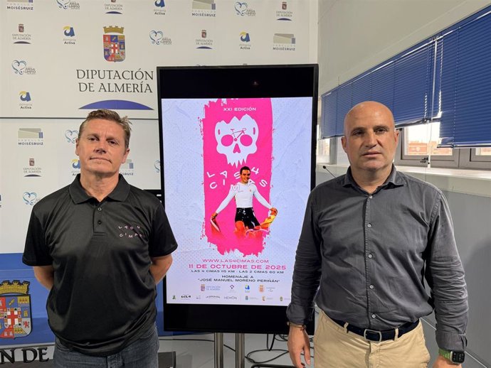 El diputado de Deportes de Almería, José Antonio García, y el organizador Emilio Martínez, durante la presentación de la XXI Marcha Ciclodeportiva ‘Las 4 Cimas’.