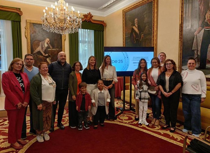 Presentación en el Ayuntamiento de Gijón del VIII Congreso Internacional en torno a la Acondroplasia y otras Displasias Esqueléticas con Enanismo (ADEE), que se celebrará en el recinto ferial gijonés 'Luis Adaro', del 10 al 12 de este mes'.