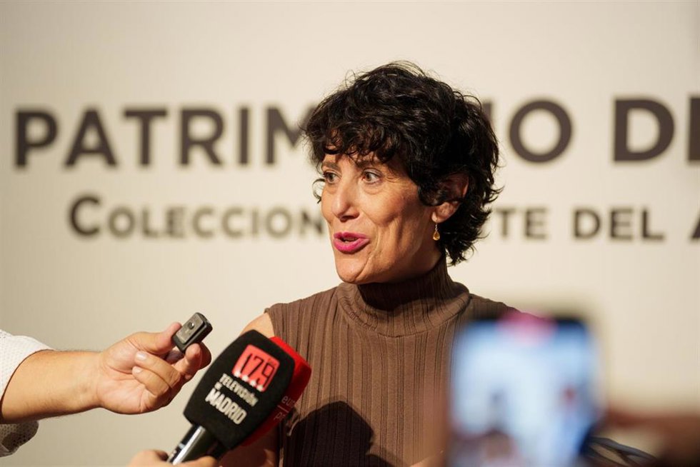 La ministra de Inclusión, Seguridad Social y Migraciones, Elma Saiz, durante una visita al Ayuntamiento de Fuenlabrada, a 1 de octubre de 2025, en Madrid (España). Durante su visita, la ministra ha mantenido un encuentro con profesionales, entidades y r
