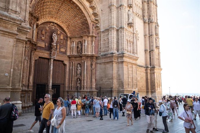 Archivo - Varios turistas en las inmediaciones de la catedral de Mallorca.